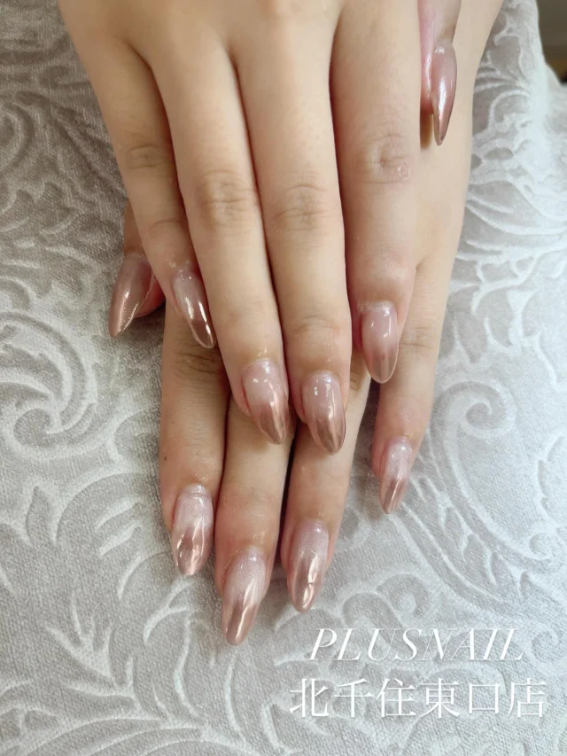 𓂃 

スタッフネイル✨

マグネットベースにミラーグラデーション🎀

price:¥7689
color:MG209.ミラーピンク

お色は全て変更可能です🫧
詳しくはお気軽に店舗スタッフまでお尋ねください。
是非この機会にご来店お待ちしております♪

お電話・ネット、ご予約お待ちしております。

𓈒 𓏸 𓐍  𓂃 𓈒𓏸 𓂃◌𓈒𓐍 𓈒

ソフトジェル専門サロンプラスネイル北千住店
http://plusnail.jp/

住所：東京都足立区千住旭町3-11　リッチビル2Ｆ 

営業時間：月〜土 10：00～20：00
　　　　  日祝  10：00～19：00
年中無休（年末年始を除く）

TEL：03-6806-1388（完全予約制）

𓈒 𓏸 𓐍  𓂃 𓈒𓏸 𓂃◌𓈒𓐍 𓈒

#nail #naildesign #nailart #nails #gelnails #gelnailsdesign 
#ネイル #ネイルデザイン #ネイルサロン #美爪 #美甲 #paragel #パラジェル #プラスネイル #プラスネイル北千住東口店 #北千住ネイルサロン#北千住#ジェルネイル #ネイルデザイン #ジェルネイルデザイン #ハンドネイル #フットネイル #ソフトジェル #パラジェル登録サロン#リーフジェル#冬ネイル #定額ネイルサロン