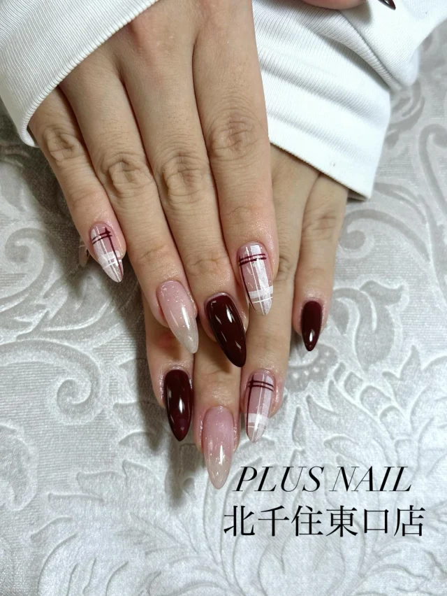 スタッフネイル✨
price:フットデザイン #1666 
 ¥8789
color: 季節限定カラーF 002 042 アート1本追加

※フットデザイン→ハンド可能○
　ハンドデザイン→フット不可×

お色は全て変更可能です！！

詳しくはお気軽に店舗スタッフまでお尋ねください。
是非この機会にご来店お待ちしております♪

お電話・ネット、ご予約お待ちしております。

ソフトジェル専門サロンプラスネイル北千住店
http://plusnail.jp/

住所：東京都足立区千住旭町3-11 リッチビル2F

営業時間：月～土 10:00～20:00
日祝10:00～19:00
年中無休（年末年始を除く）

TEL:03-6806-1388（完全予約制）

#nail #naildesign #nallart #nails #genalls #gelnallsdesign#ネイル#ネイルデザイン #ネイルサロン#美爪#美甲#paragel#パラジェル#プラスネイル#プラスネイル北千住東口店 #北千住ネイルサロン#北千住#ジェルネイル#ネイルデザイン ＃ジェルネイルデザイン#ハンドネイル#フットネイル#ソフトジェル#パラジェル登録サロン#リーフジェル＃冬ネイル#定額ネイルサロン