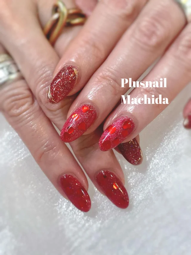 .
お客様ネイル⸜❤️⸝
真っ赤のフラッシュマグに、ハートのホログラムを埋め込んだデザインです
この先バレンタインにもピッタリです！
⁡
定額 ¥7139(オフ別)
design:#3156
color:TF06.508
*ミラーアート追加 ¥330~
担当:中村
.
#町田ネイルサロン #バレンタインネイル #レッドネイル #ハートネイル