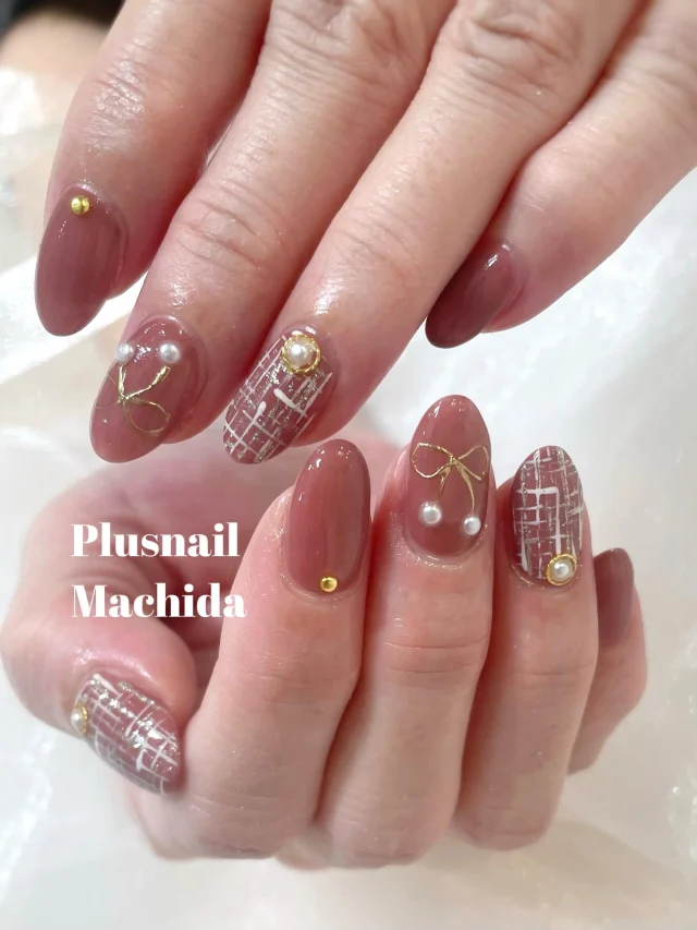 .
お客様ネイル⸜❤️⸝
定額デザインですが、カラーをガラッと変えて大人かわいい仕上がりになりました.⋆𝜗𝜚
ツイード人気です❕
⁡
定額 ¥7139(オフ別)
design:#3238
color:437 
*パーツ追加 ¥110~
担当:中村
.
#町田ネイルサロン #バレンタインネイル #リポンネイル #ツイードネイル