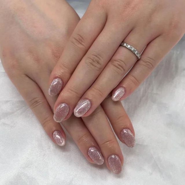 マグネットとフラッシュネイルが混ざったキラキラネイル✨
⁡
使用カラー:M05＋SP05
⁡
ワンカラーでも華やかな印象になります⟡.·*.
ぜひお試しください‪‪•*¨*•.¸¸☆*･ﾟ
⁡
 #プラスネイル  #プラスネイル銀座中央通り店  #マグネットネイル  #フラッシュネイル